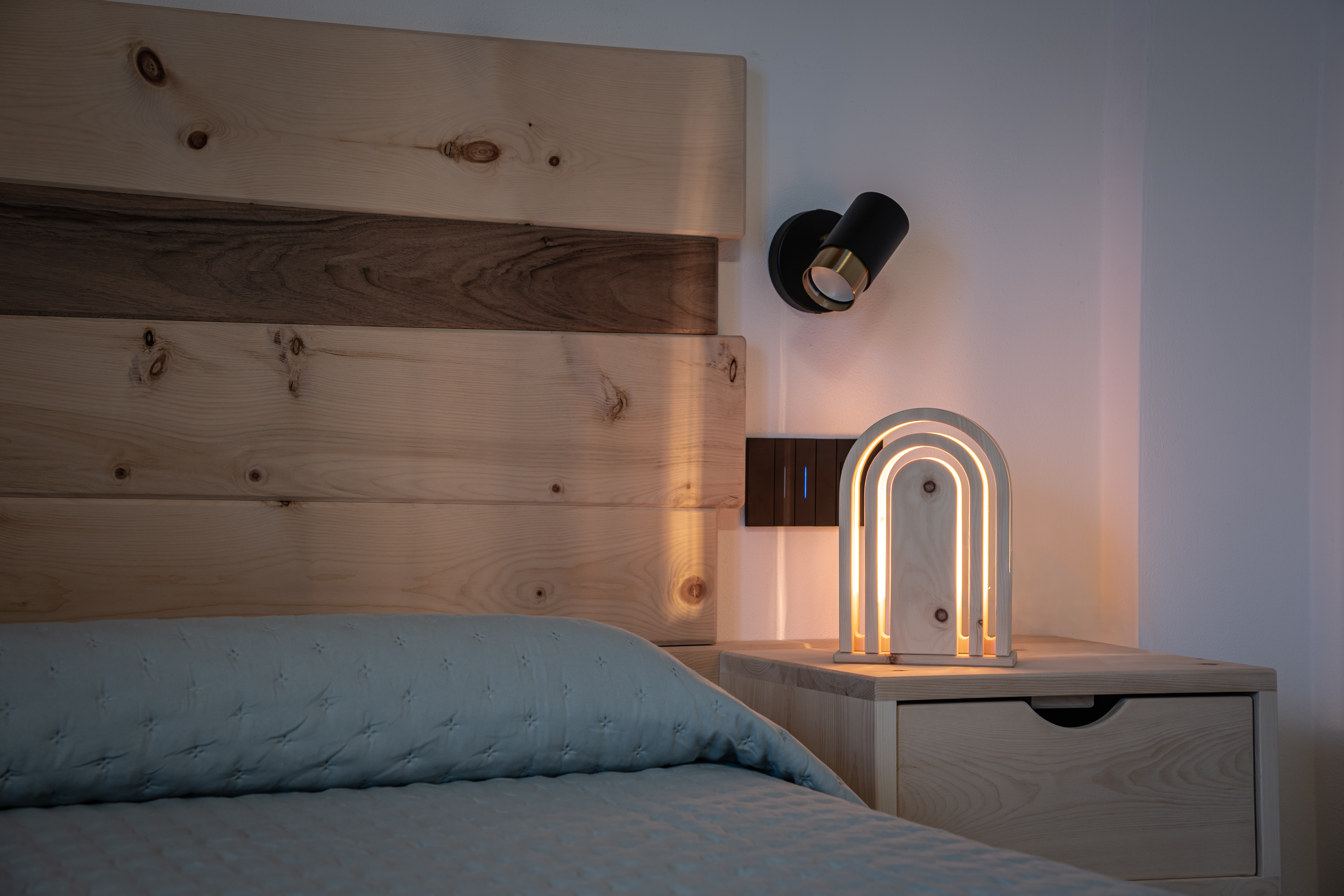 Camera con arredamento in legno