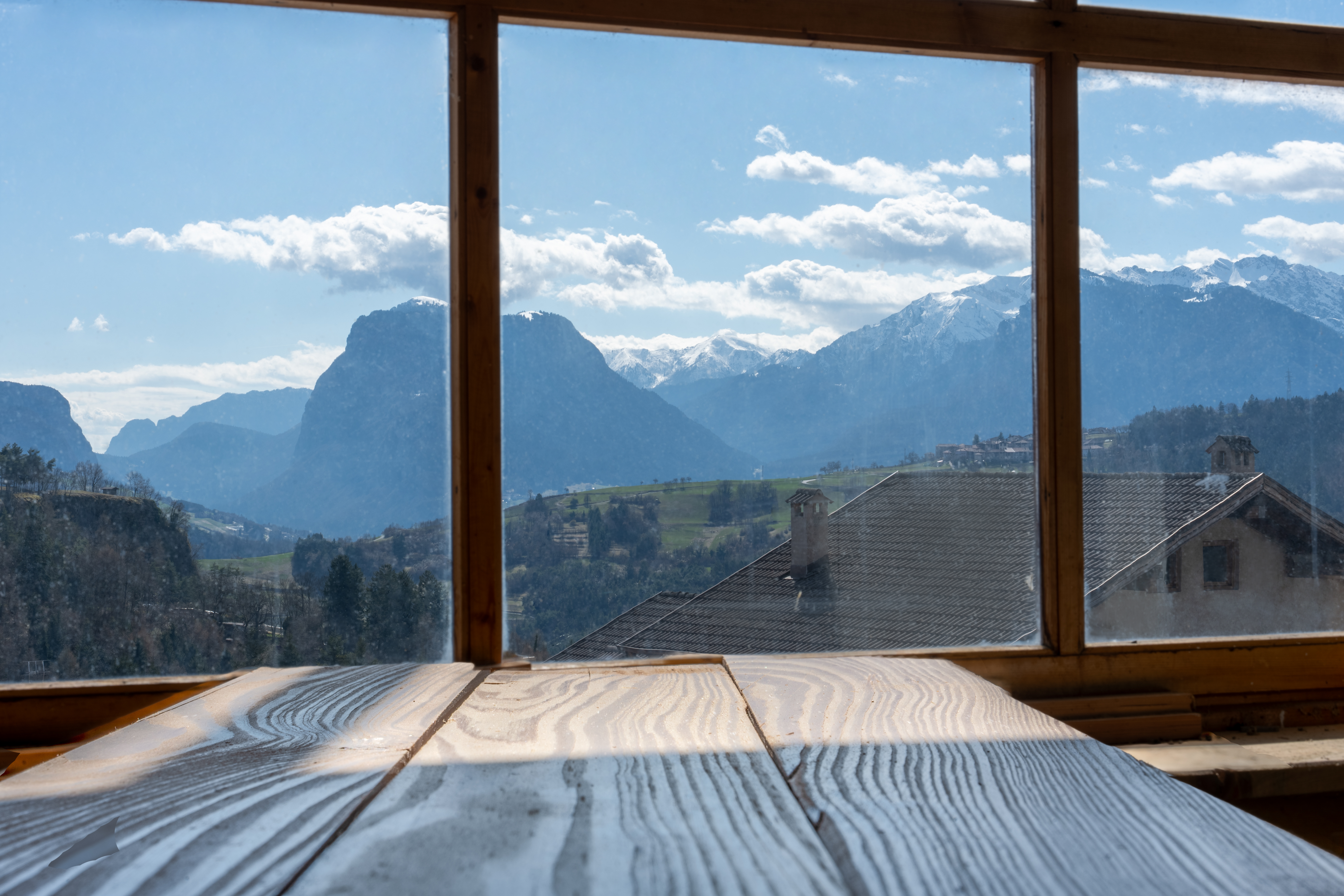 Vista dalle finestre della falegnameria sulle montagne innevate delle Giudicarie